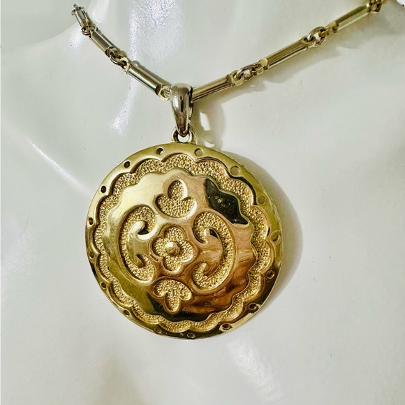 45-25 Preloved Vintage Gold Tone Victoria Medallion Necklace - Picture 2 of 2